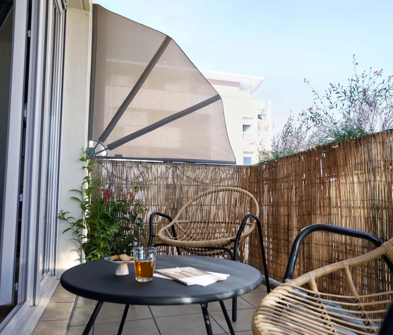 Zdjęcie Jak skutecznie zasłonić szklany balkon dla prywatności i estetyki