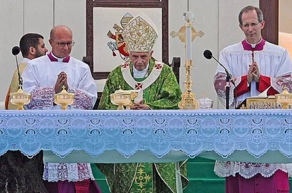 Zdjęcie Co się dzieje podczas mszy świętej? Wyjaśnienie etapów i ich znaczenia