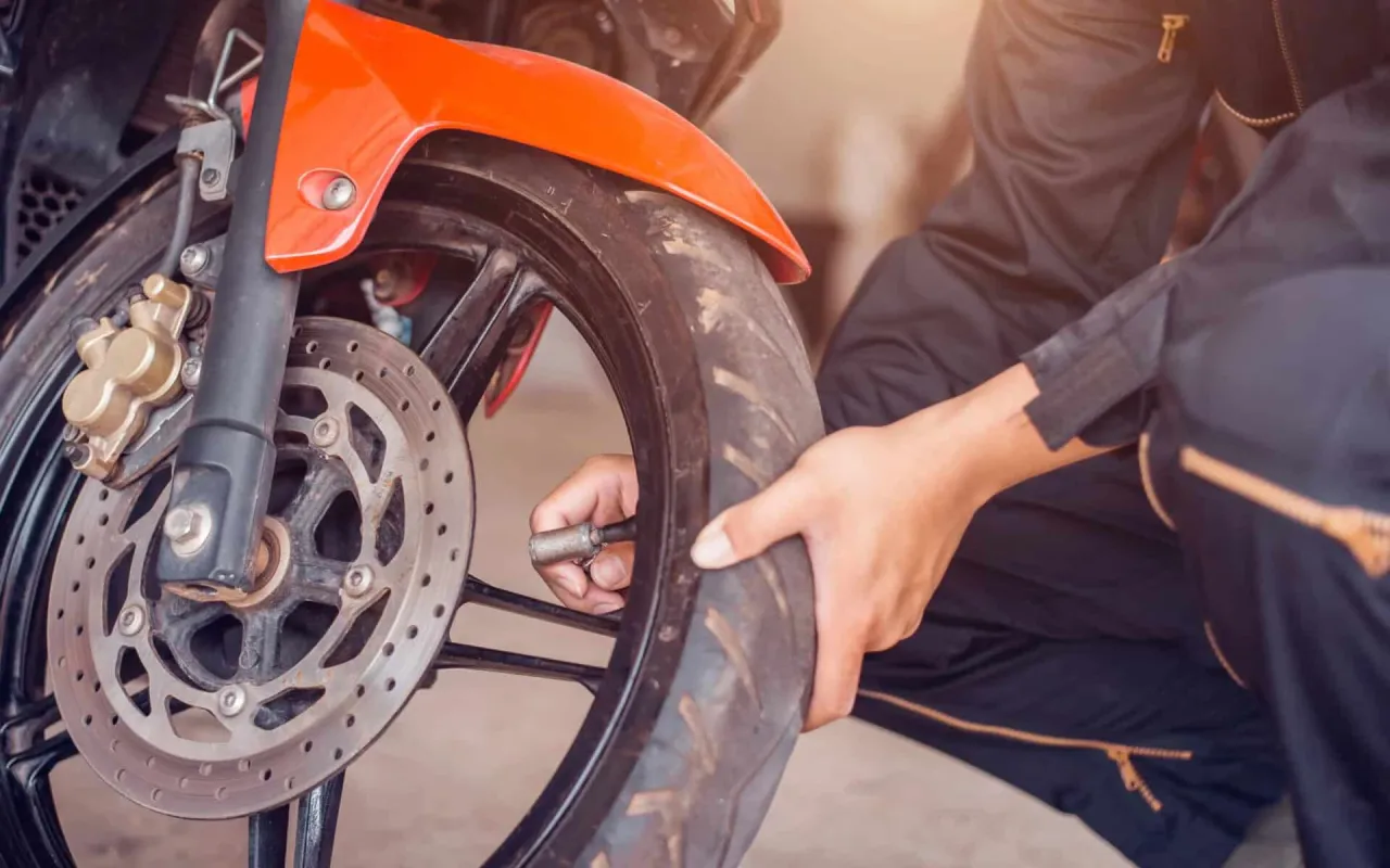 Zdjęcie Jakie ciśnienie w oponach motocykla 125 zapewnia bezpieczeństwo i wydajność