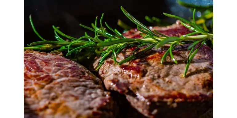 Zdjęcie Jakie przyprawy do sosu z mięsa wieprzowego, aby wzbogacić smak?