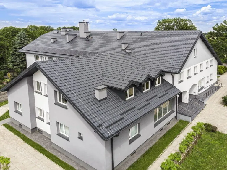 Zdjęcie Blachodachówka czy dachówka betonowa – co wybrać, aby nie żałować decyzji?
