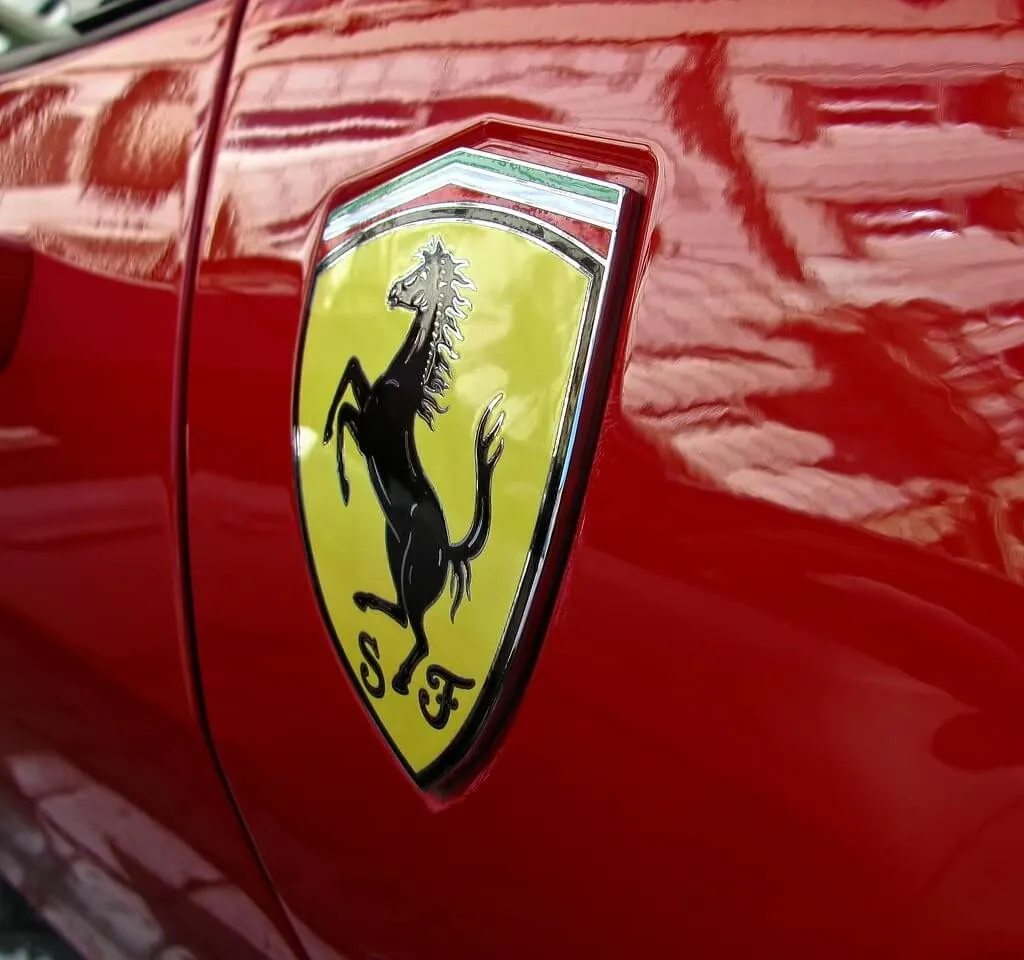 Zdjęcie Jaki znaczek ma Ferrari? Odkryj jego znaczenie i historię logo