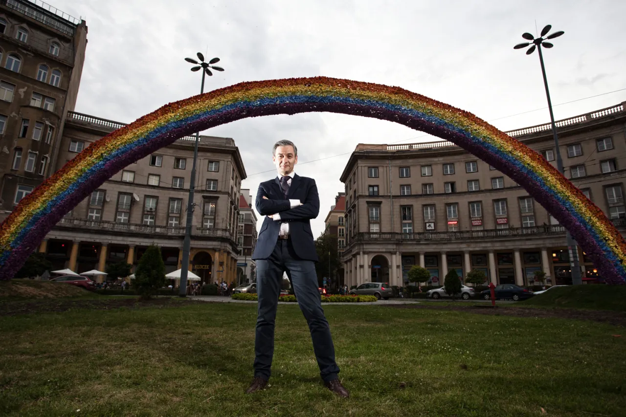 Zdjęcie Skąd pochodzi Robert Biedroń? Zaskakujące fakty o jego dzieciństwie