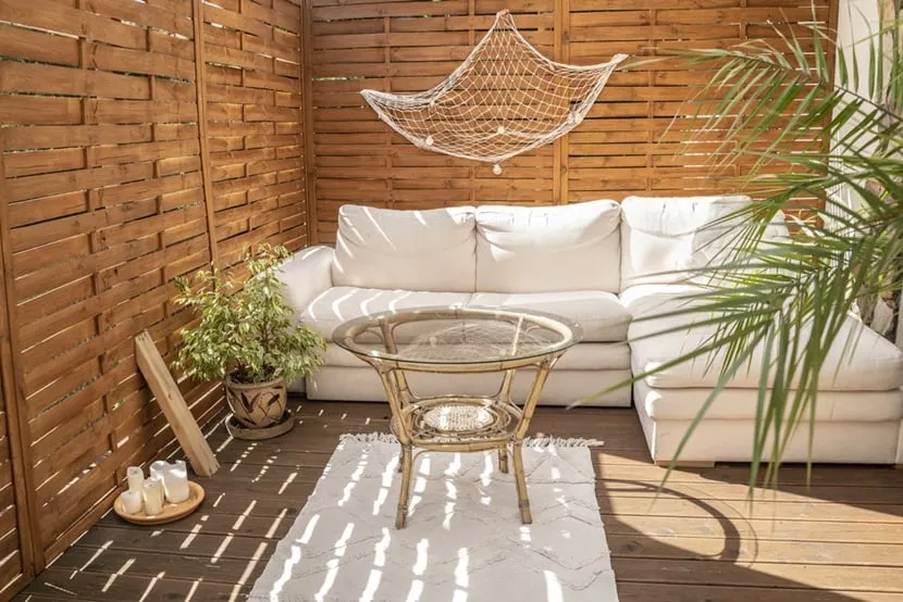 Zdjęcie Jak osłonić balkon w bloku przed sąsiadami i zyskać prywatność