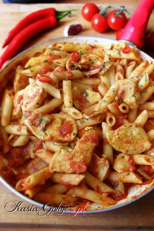 Zdjęcie Pyszny makaron penne z kurczakiem i pomidorami – prosty przepis na obiad