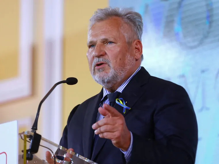 Zdjęcie Ile lat miał Kwaśniewski, gdy został prezydentem? Zaskakujące fakty!
