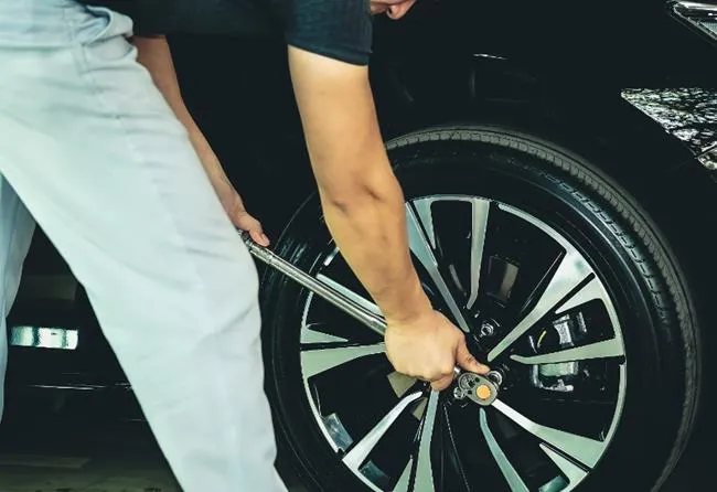 Zdjęcie Jaki moment dokręcania śrub kół samochodowych? Uniknij niebezpieczeństw