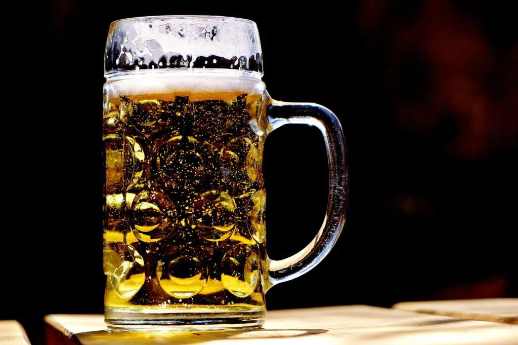 Zdjęcie Czy picie alkoholu przed 18 to grzech ciężki? Wyjaśnienie z perspektywy Kościoła