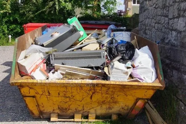 Zdjęcie Czy można wyrzucić stare meble na śmietnik? Sprawdź przepisy i kary