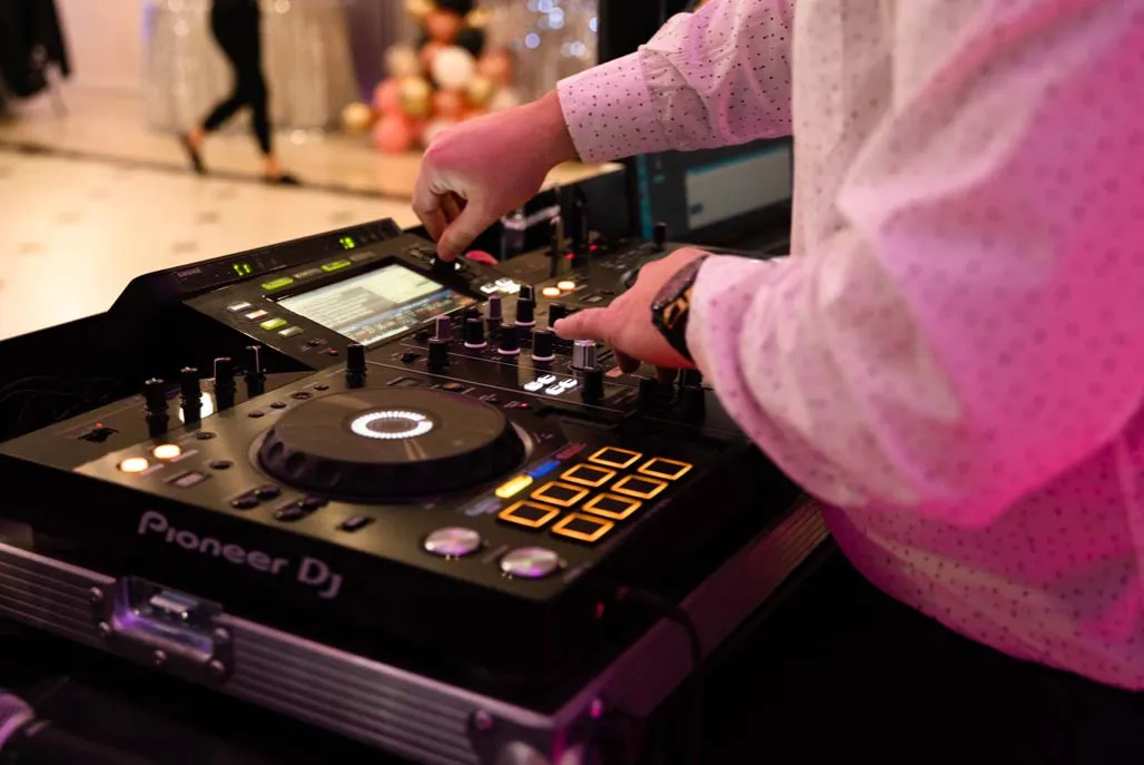 Zdjęcie Ile bierze DJ za imprezę? Sprawdź ceny i uniknij wysokich kosztów