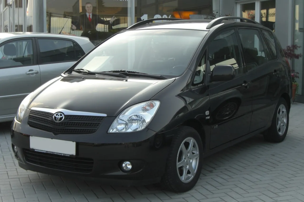 Zdjęcie Toyota Corolla Verso pojemność baku - ile litrów naprawdę ma?