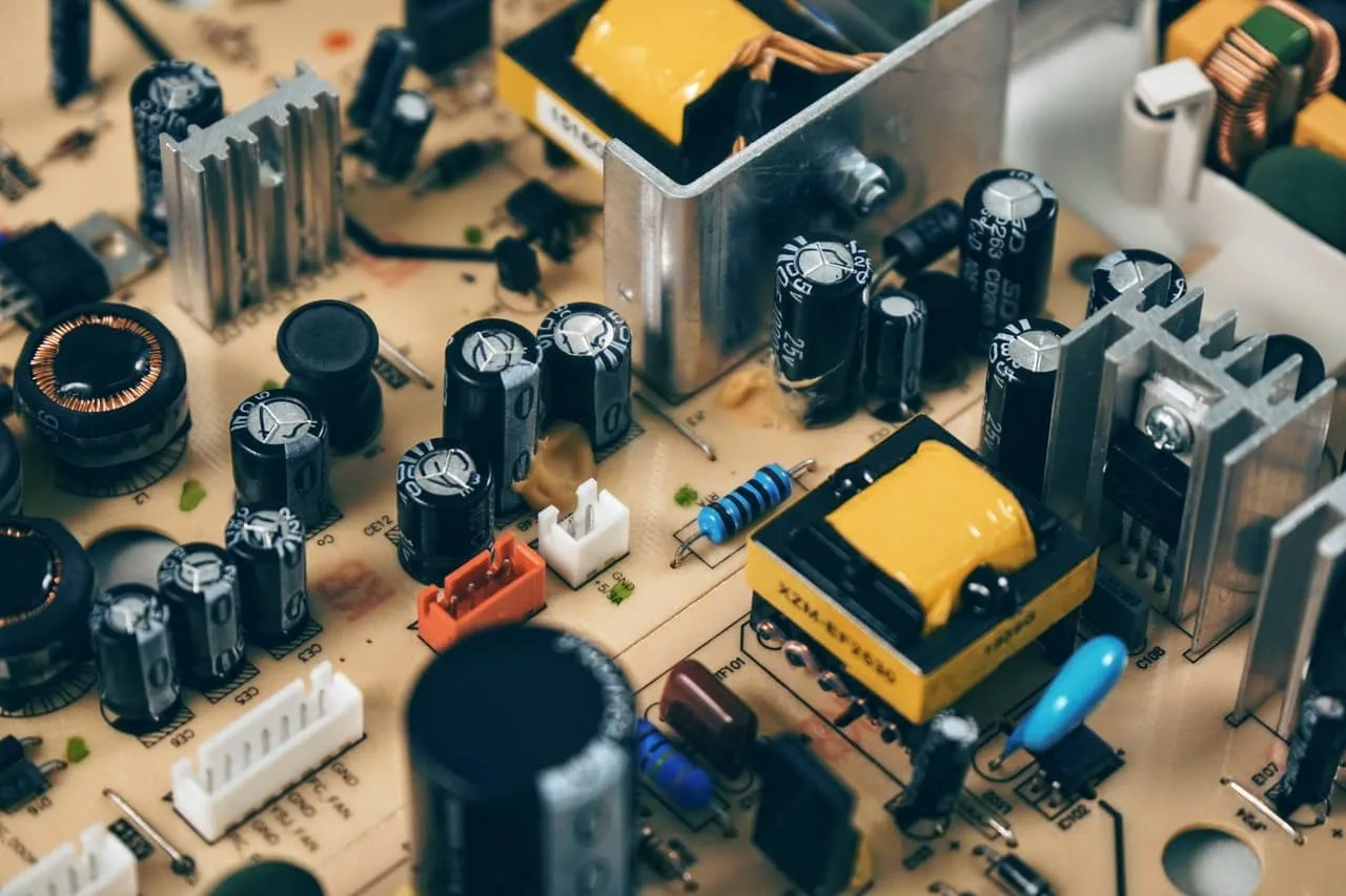 Zdjęcie Jak sprawdzić kondensator elektrolityczny multimetrem - uniknij błędów w pomiarze