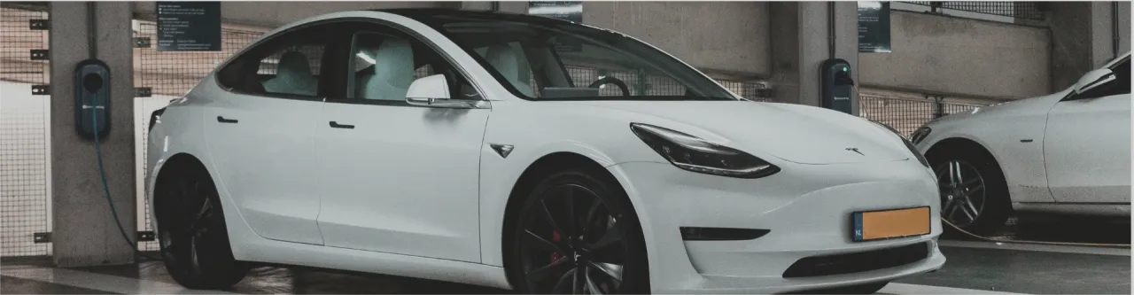 Zdjęcie Ile czasu ładuje się tesla? Sprawdź, jak szybko naładujesz swój pojazd
