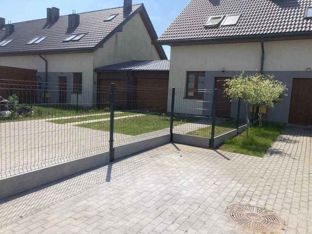 Zdjęcie Ogrodzenie panelowe czarne czy grafitowe - które wybrać dla swojego domu?