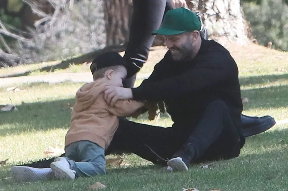 Zdjęcie Jason Statham z dzieckiem: Rzadkie chwile aktora jako ojca