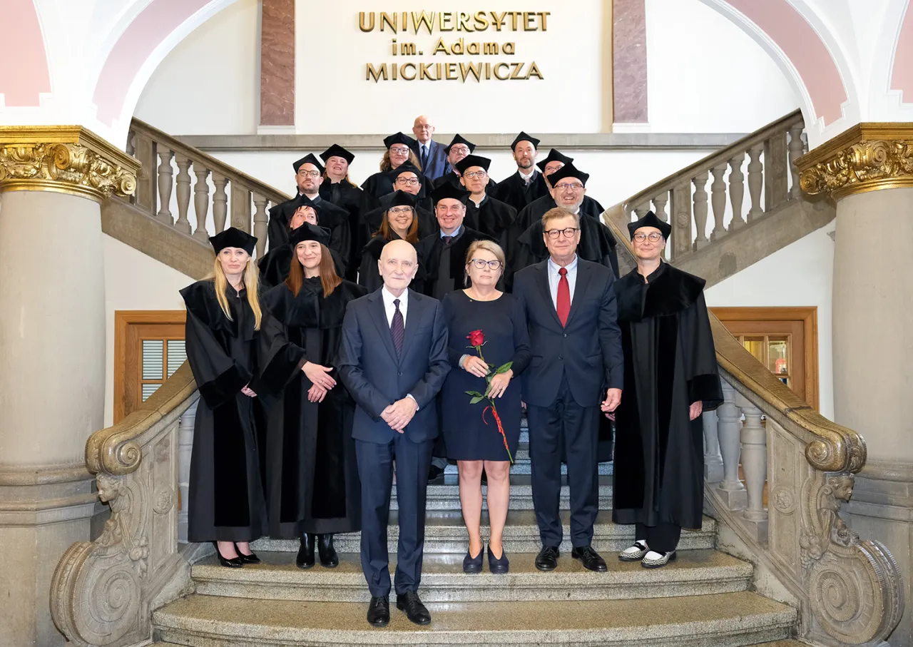 Zdjęcie Co ubrać na absolutorium - eleganckie stylizacje dla kobiet i mężczyzn