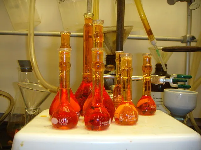 Zdjęcie Gdzie legalnie kupić wodę królewską: poradnik bezpiecznego zakupu chemikaliów