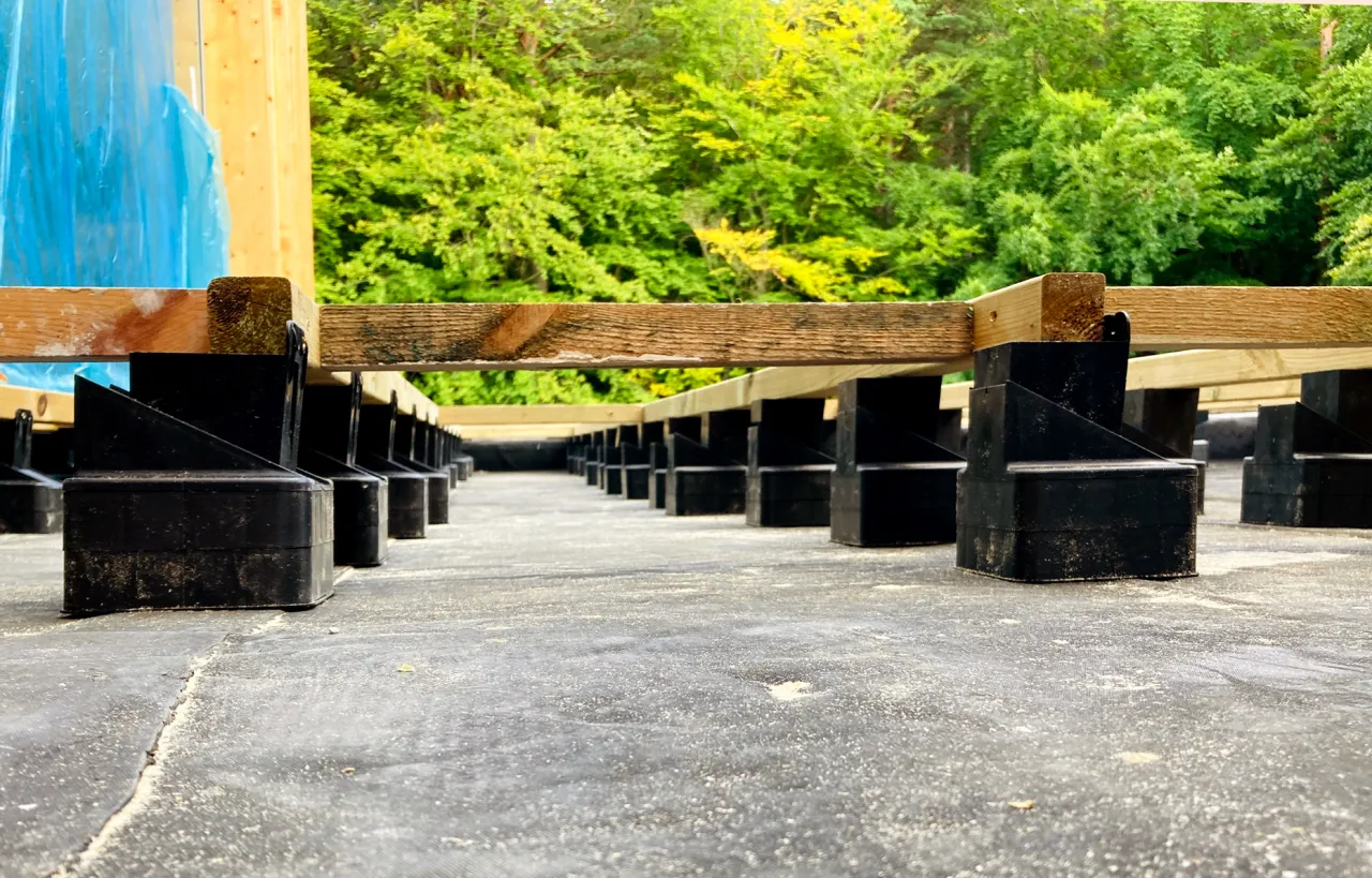 Zdjęcie Co położyć na taras na papie, aby uniknąć problemów z wilgocią?