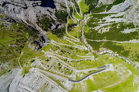 Zdjęcie Najlepsze trasy motocyklowe w Alpach - emocjonujące przygody i widoki