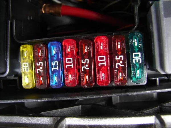 Zdjęcie Jak wyciągnąć bezpiecznik bez ryzyka uszkodzenia instalacji elektrycznej