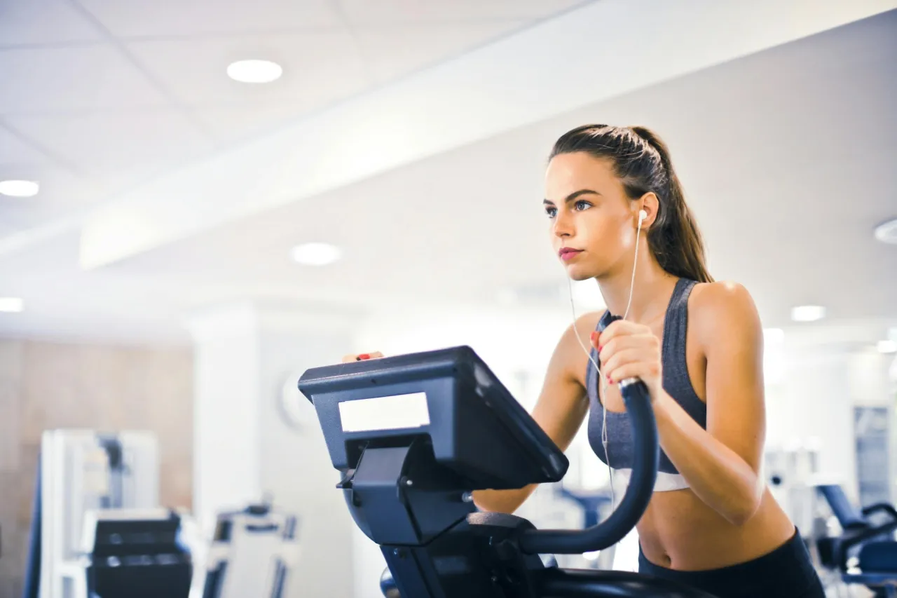 Zdjęcie Czy robić cardio po treningu siłowym? Odkryj, co naprawdę działa