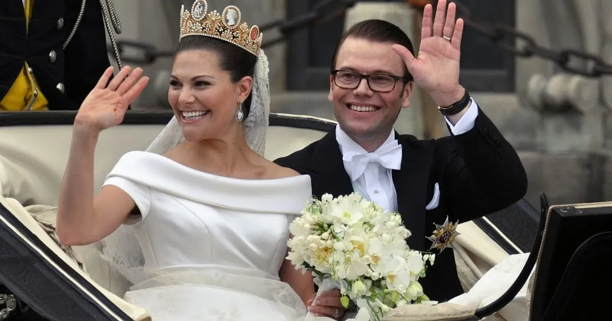 Zdjęcie Jaką koszulę wybrać do sukni ecru, aby uniknąć modowej wpadki?