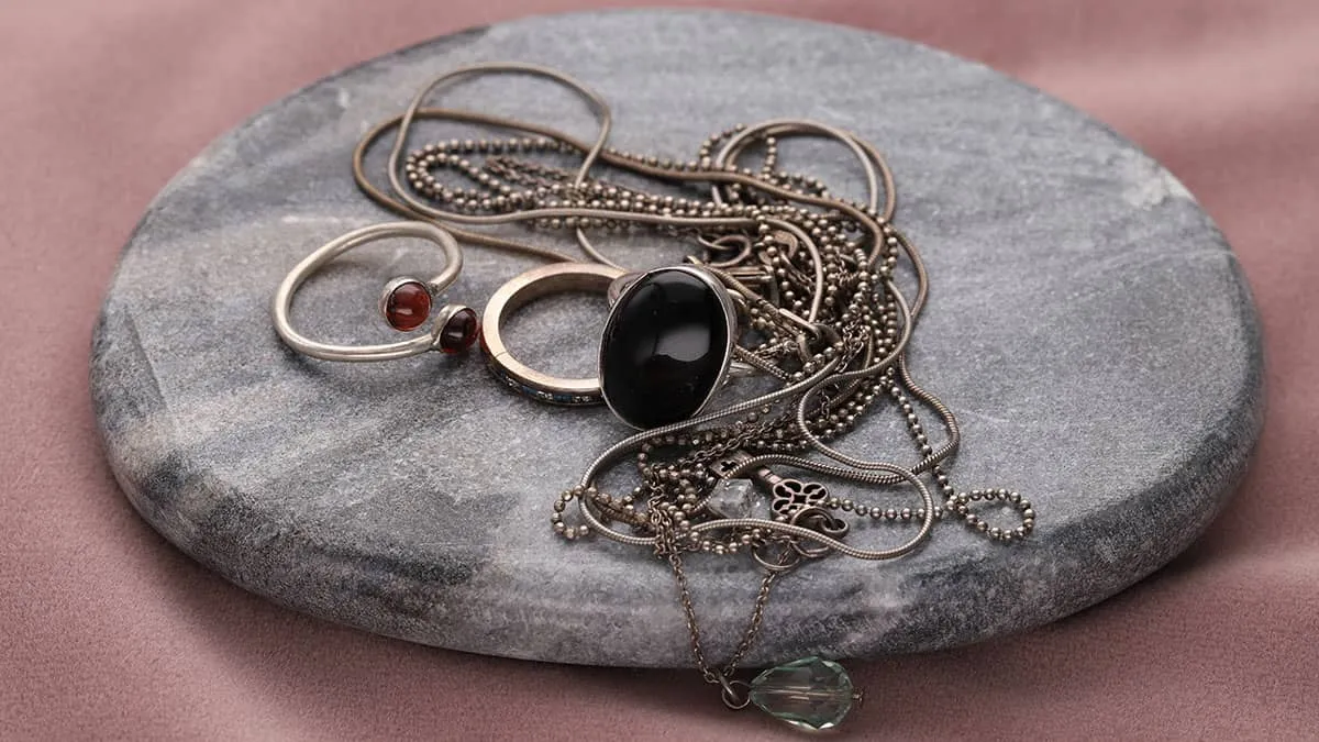Zdjęcie Dlaczego biżuteria ze stopu cynku czernieje? Skuteczne sposoby na ochronę
