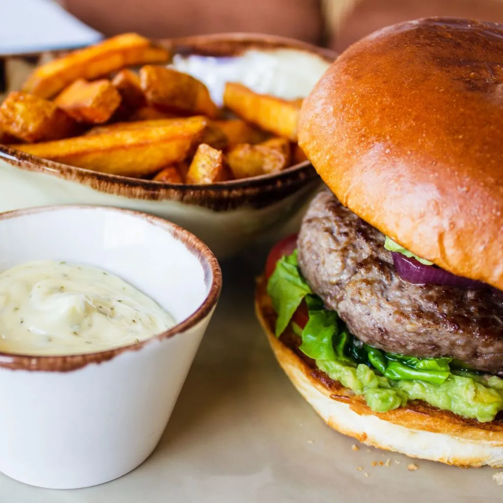 Zdjęcie Jakie sosy do burgera? Odkryj smaki, które zmienią Twoje dania