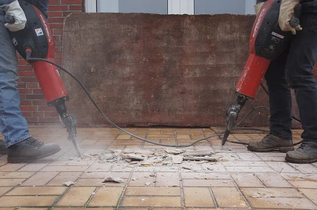 Zdjęcie Czym skuć beton? Skuteczne metody i narzędzia do skuwania betonu