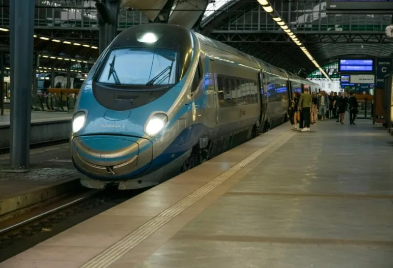 Zdjęcie Jak dojechać do Krynicy Morskiej pociągiem? Sprawdź alternatywy transportu
