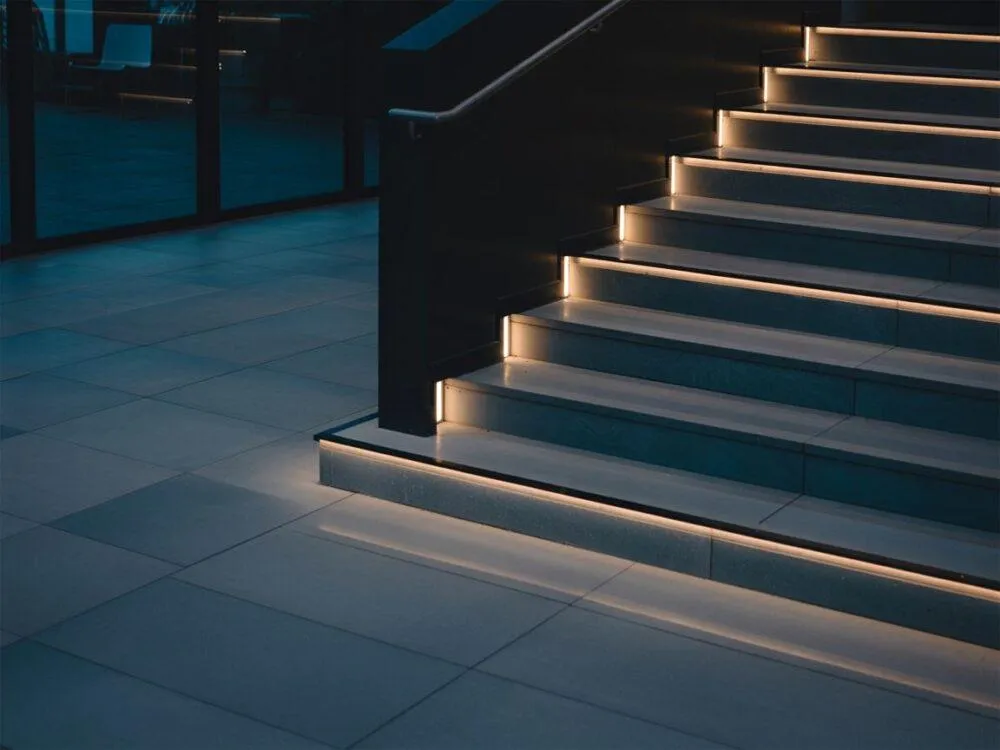 Zdjęcie Jaki czujnik ruchu na schody? Wybierz najlepszy i oszczędzaj