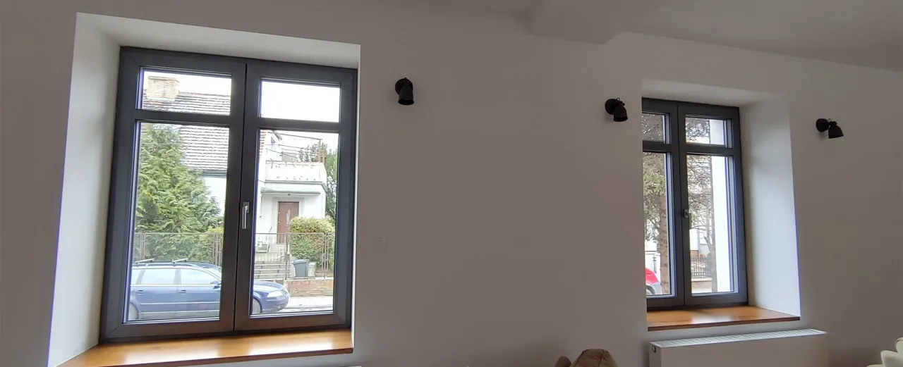 Zdjęcie Jakie parapety wewnętrzne do ciemnych okien wybrać, aby zyskać harmonię?