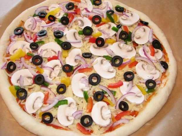 Zdjęcie Czy podsmażyć pieczarki do pizzy? Odkryj, co lepsze dla smaku