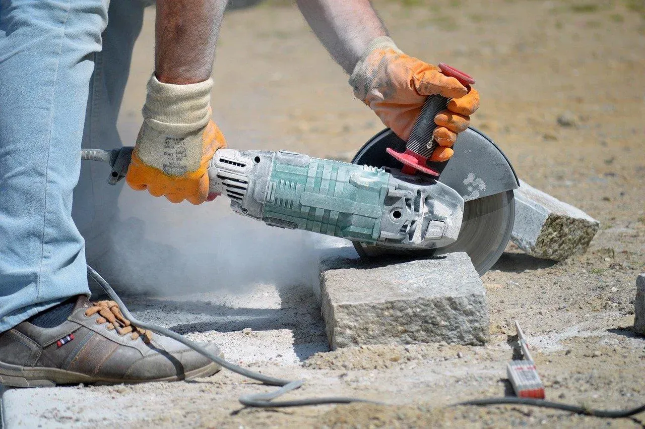 Zdjęcie Jak skutecznie ciąć kamień dekoracyjny betonowy bez zbędnych trudności
