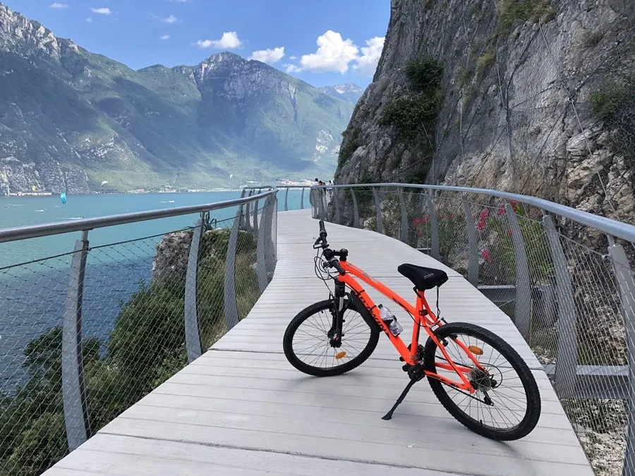 Zdjęcie Najlepsze trasy rowerowe wokół Jeziora Garda - odkryj malownicze szlaki