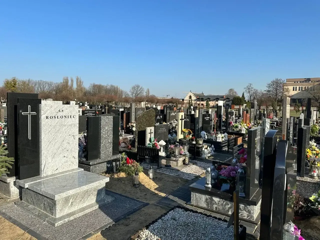 Zdjęcie Ile kosztuje piwnica na cmentarzu? Sprawdź ceny i ukryte koszty