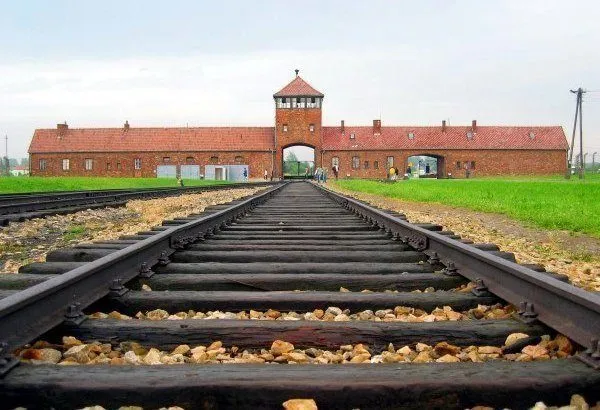 Zdjęcie Ile trwa zwiedzanie Auschwitz? Poznaj czas i najlepsze trasy zwiedzania