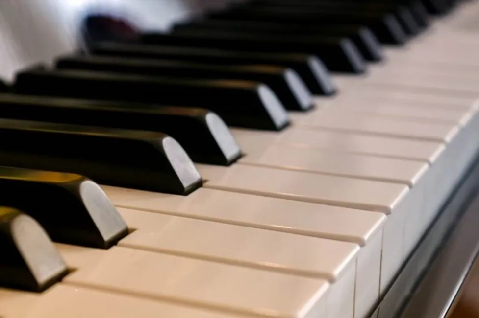 Zdjęcie Jak prawidłowo układać palce na pianinie i uniknąć błędów technicznych