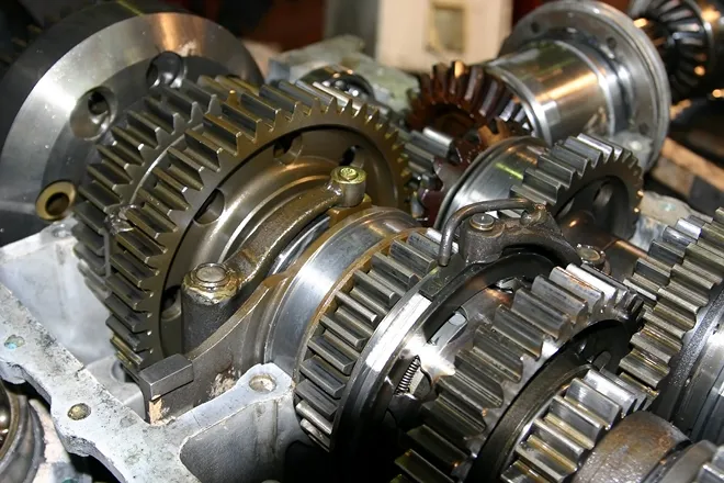 Zdjęcie Skutki wycieku oleju z mechanicznej skrzyni biegów – poważne konsekwencje dla pojazdu