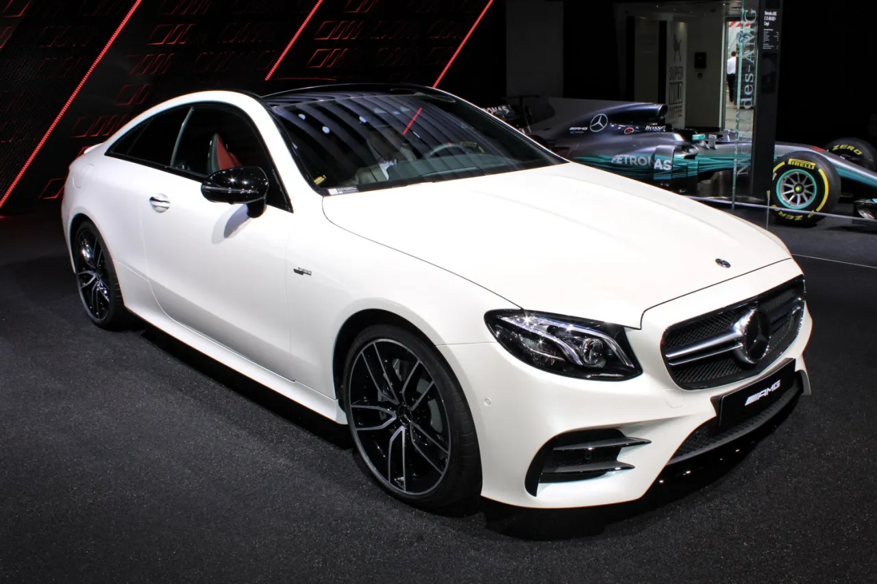 Zdjęcie Mercedes E-Klasse Coupe - komfort, osiągi i porównania z innymi modelami
