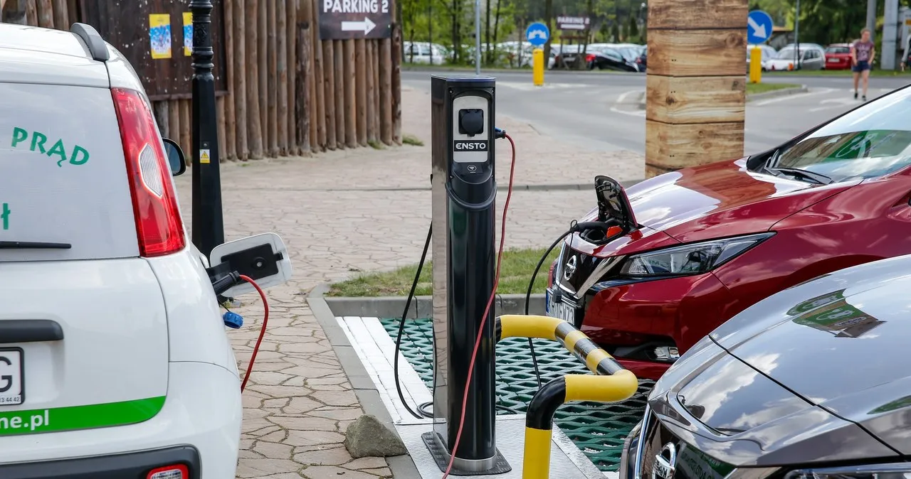 Zdjęcie Kto przerabia samochody na elektryczne – sprawdź najlepsze firmy w Polsce