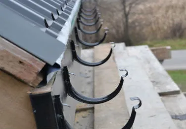 Zdjęcie Jak dobrać rynnę do powierzchni dachu? Kluczowe zasady i metody