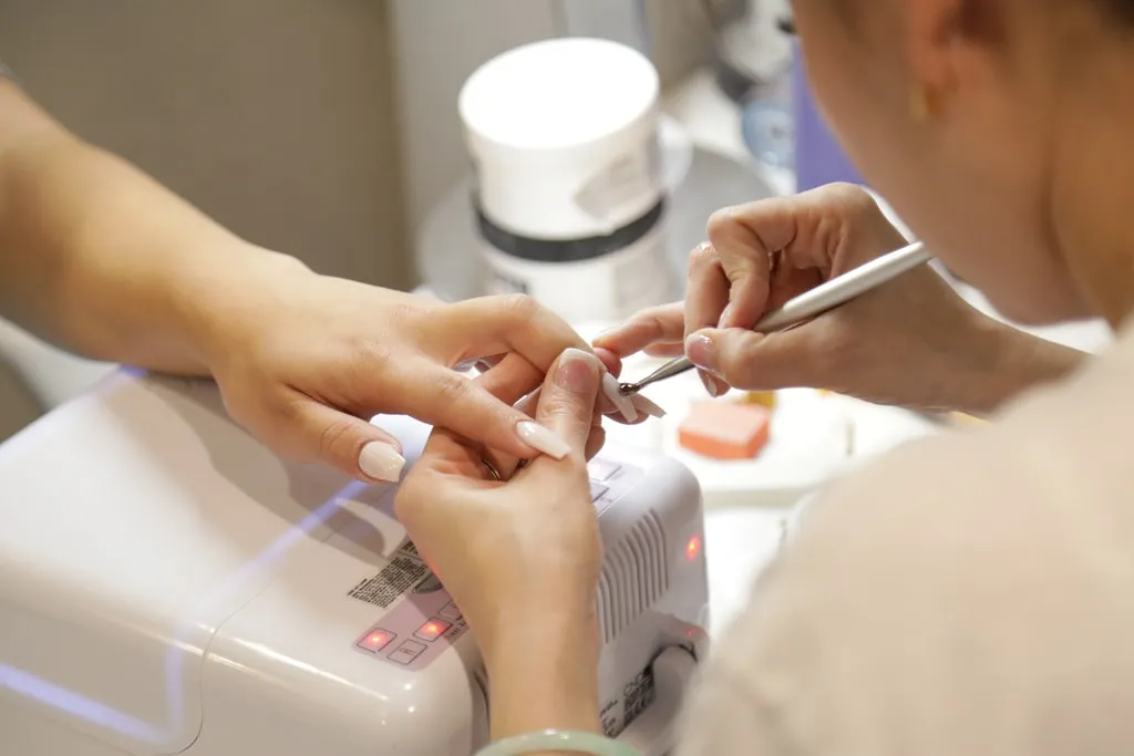 Zdjęcie Co trzeba kupić do manicure hybrydowego? Kluczowe akcesoria i porady.