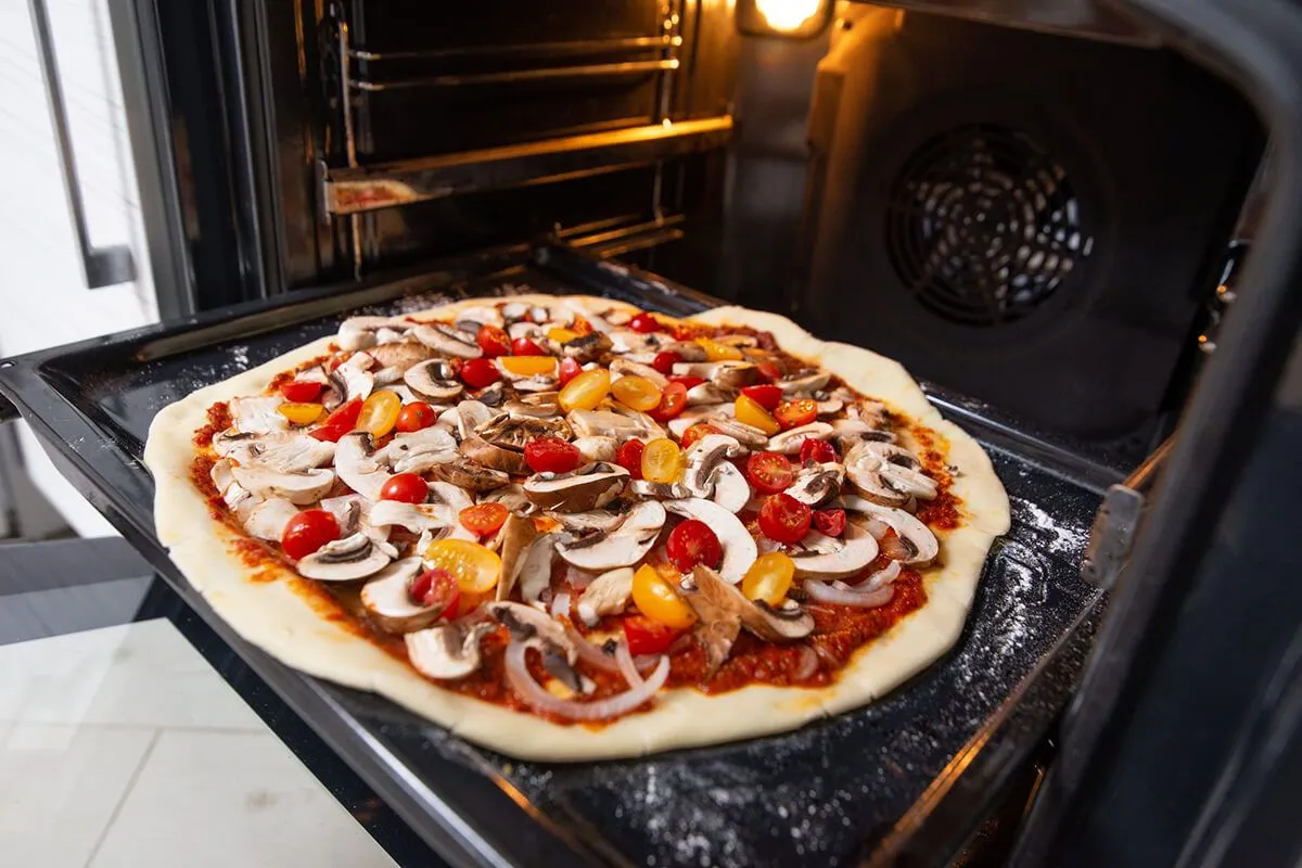 Zdjęcie Jak piec pizzę w piekarniku: 5 sekretów perfekcyjnego wypieku w domu