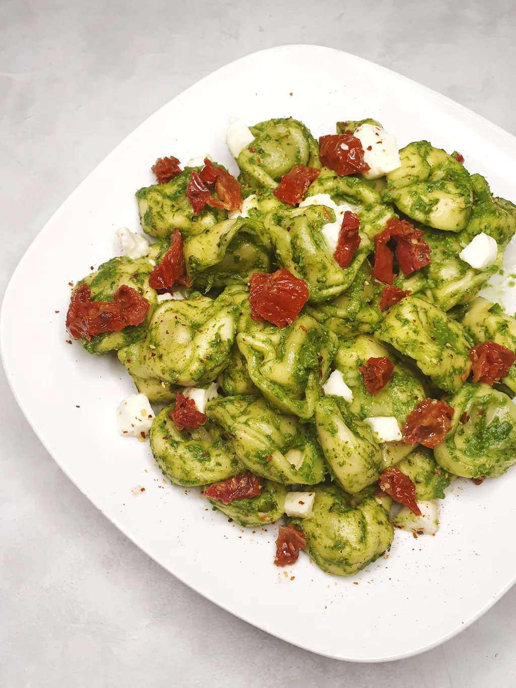 Zdjęcie Tortellini z pesto jak podawać: kreatywne pomysły na serwowanie