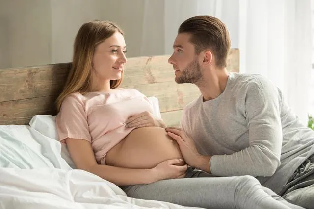 Zdjęcie Kiedy dziecko kopie? Poznaj momenty i oznaki ruchów płodu