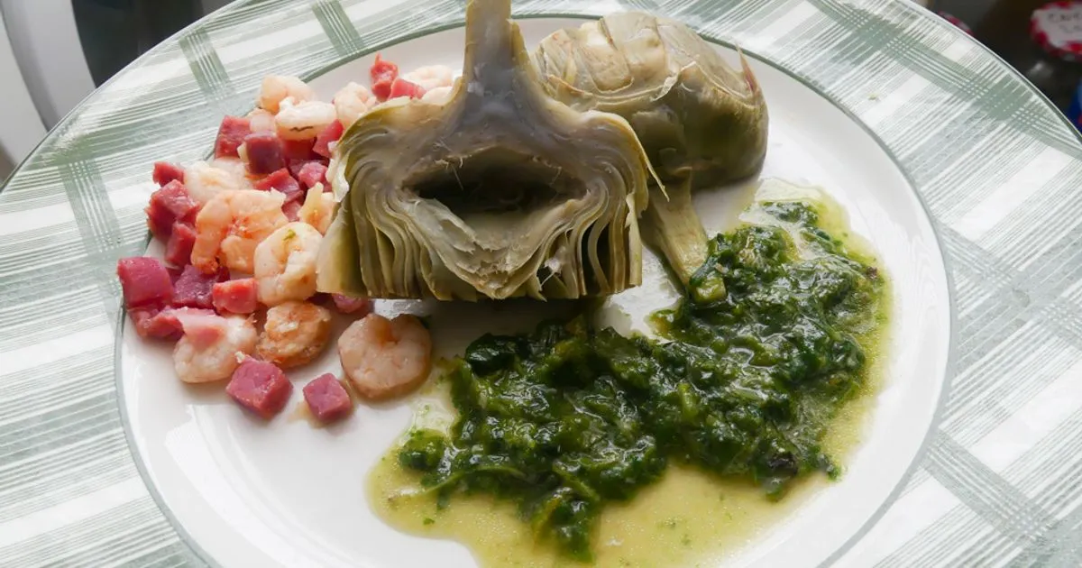 Zdjęcie Receta deliciosa de alcachofas con jamón y gambas en crema