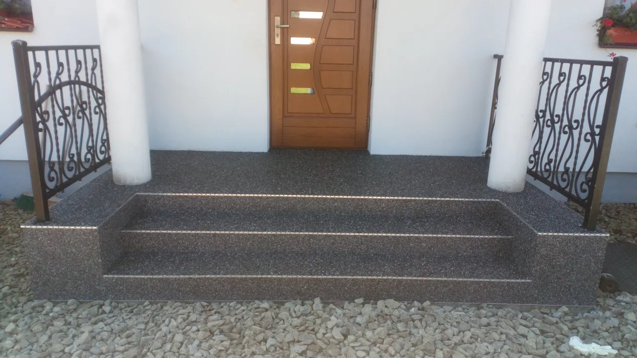 Zdjęcie Jak położyć kamienny dywan na schody - uniknij najczęstszych błędów