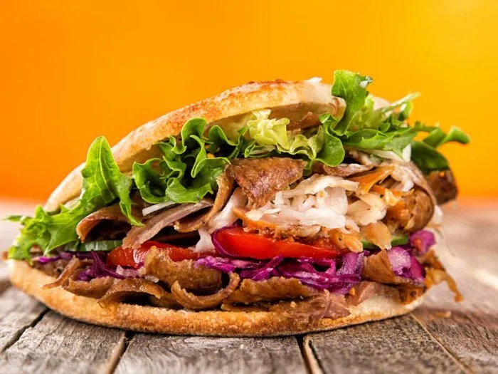 Zdjęcie Ile kcal ma kebab w cieście? Zaskakujące różnice w kaloriach!