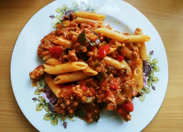 Zdjęcie Penne z mięsem mielonym – prosty przepis na pyszne danie obiadowe w 30 minut